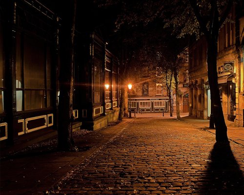 A quiet street in Mexico City showing traditional architecture